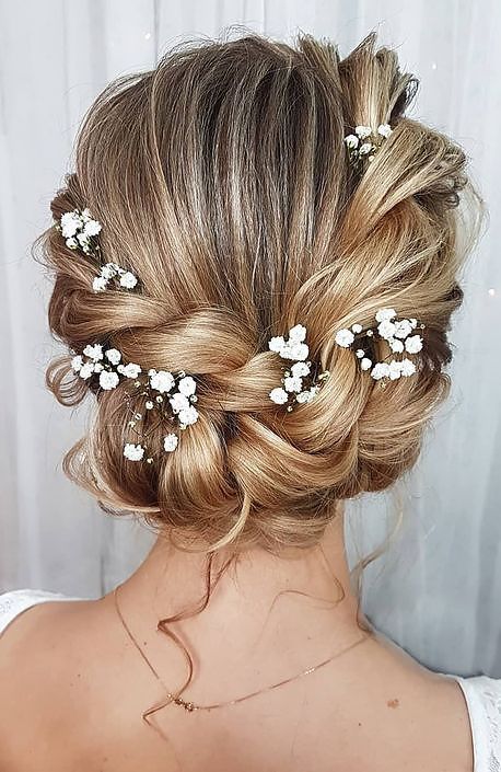 Penteado com flores para noivas